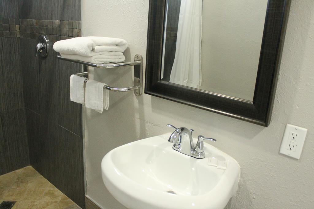 Town House Motel Lynwood Buitenkant foto